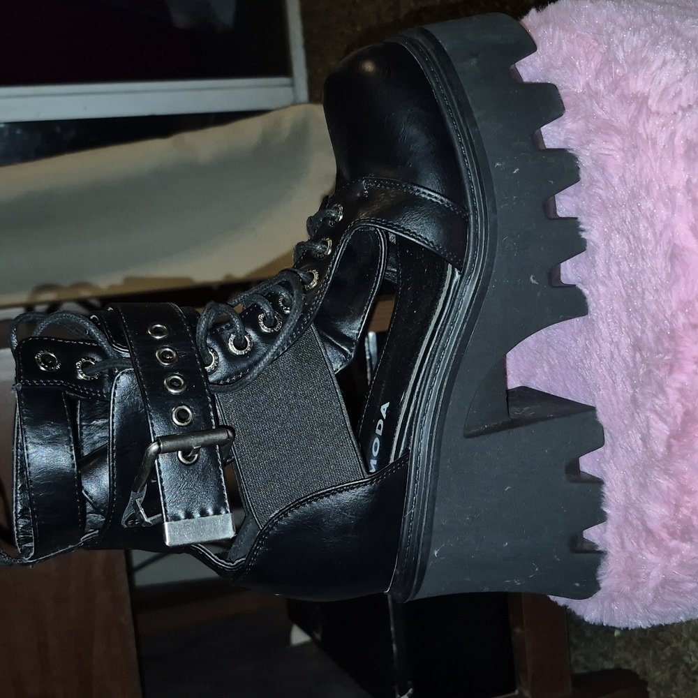 LAMODA Black Platform Ankle Boots